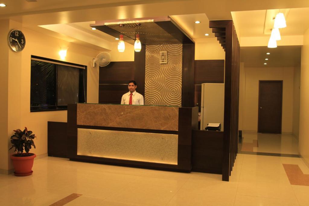 Hotel Sai Smaran Sirdi Kültér fotó